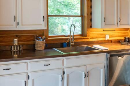Cozy 2 Bedroom Cabin Nestled In Wooded Hideaway Монтерей Экстерьер фото