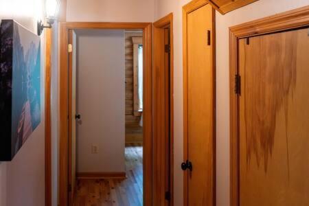 Cozy 2 Bedroom Cabin Nestled In Wooded Hideaway Монтерей Экстерьер фото